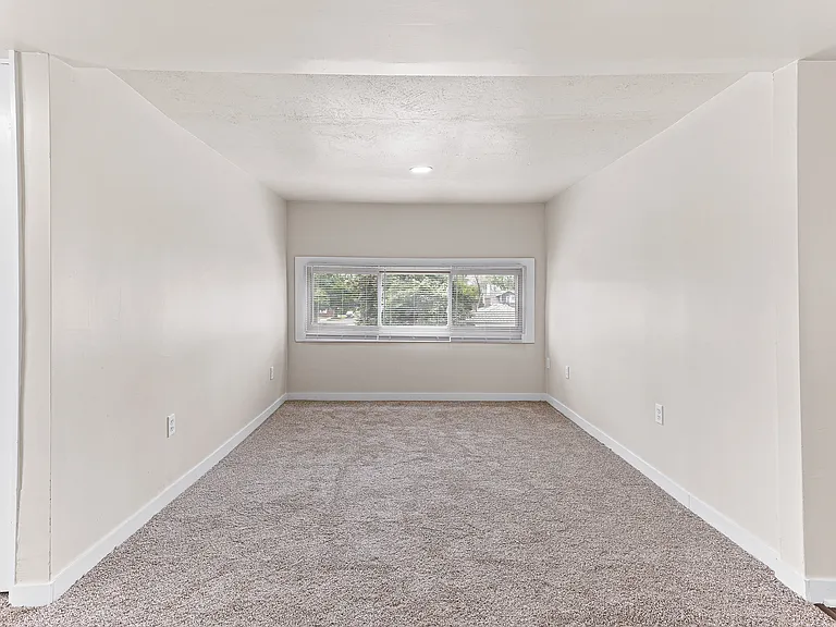 1473 Empire Ave — Photo 10