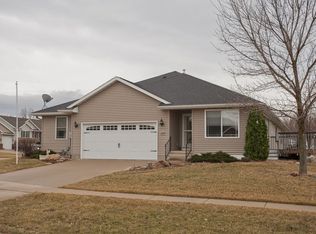 495 Michelle Ave, Robins, IA 52328