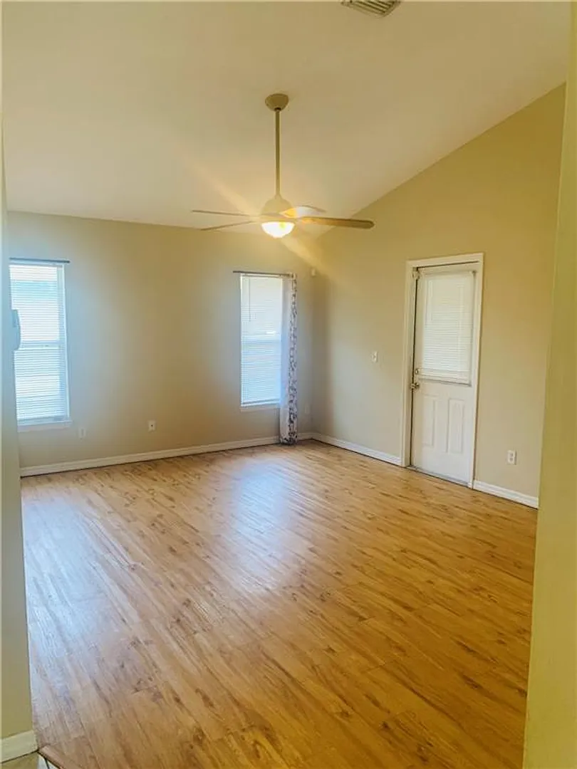 2 Bedroom 2 Bath 1-Car Garage — Photo 4