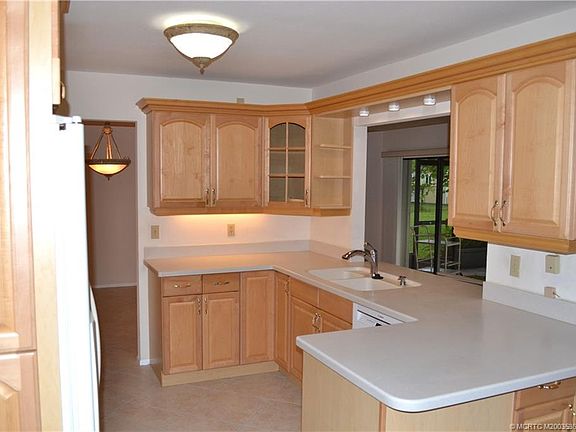 4th image of 2441 SE Morningside Blvd