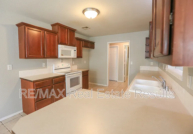 1907 SW Columbus Rd — Photo 8