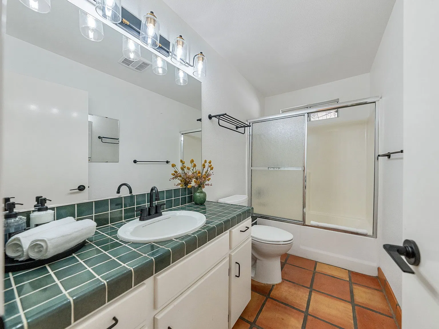 3 bed, 1895 sqft, $2,150 — Photo 3