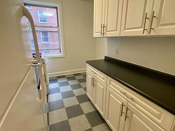 5th image of 1 Larchmont Ave #1850