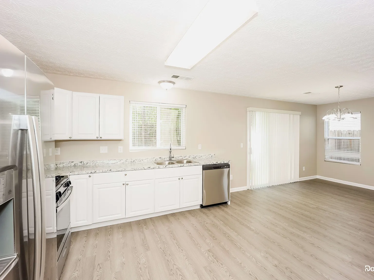 3 bed, 2.0 bath, 1448 sqft, $1,970 — Photo 3