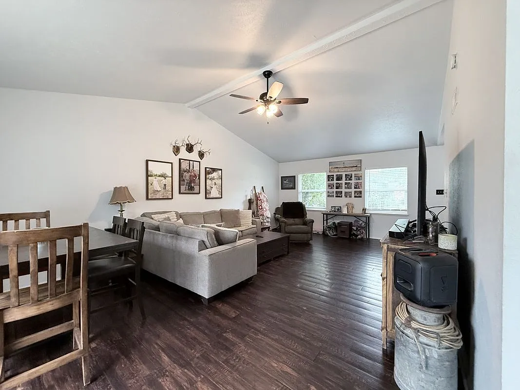 3 bed, 2.0 bath, 1419 sqft, $2,100 — Photo 3