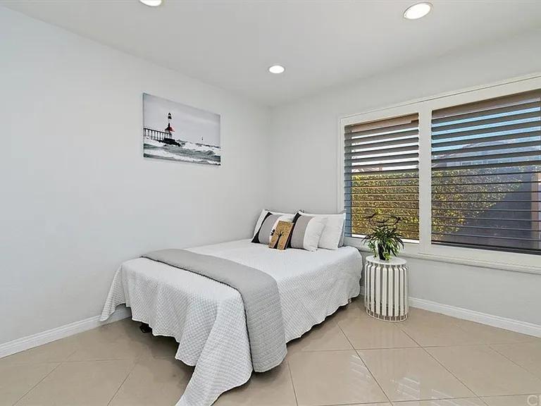 13043 Espinheira Dr — Photo 10