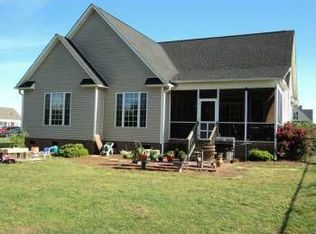 2559 Plumosa Dr, Grimesland, NC 27837