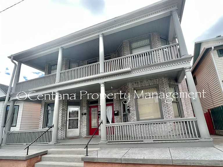 942-944 W Woolman St — Photo 1