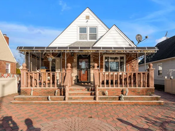 82-41 266 St, Glen Oaks, NY 11004