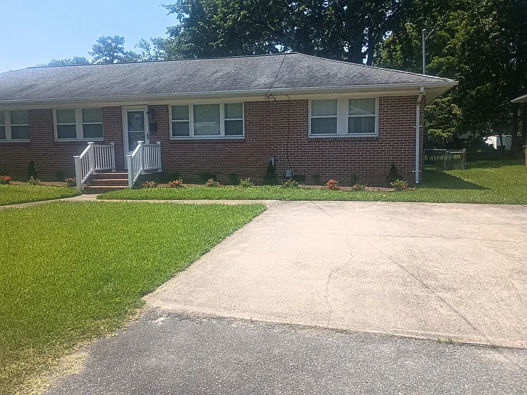 925 Hullview Ave — Photo 2