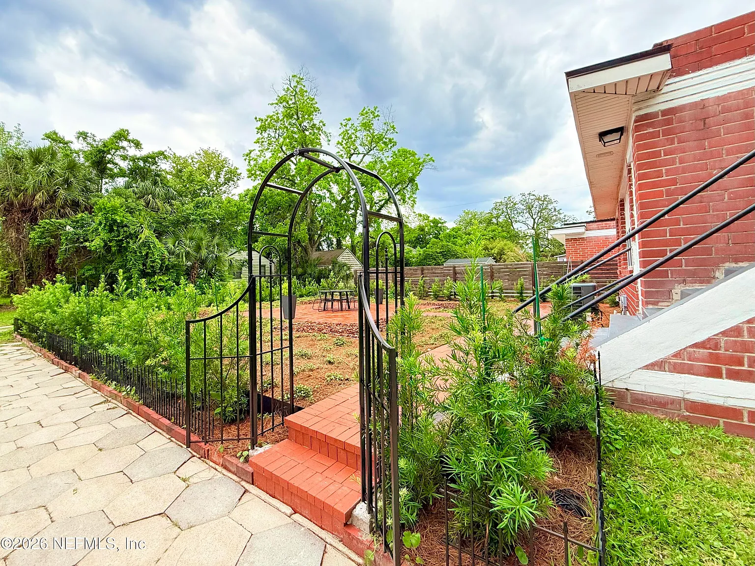 2 bed, 1.0 bath, 1000 sqft, $1,675 — Photo 3