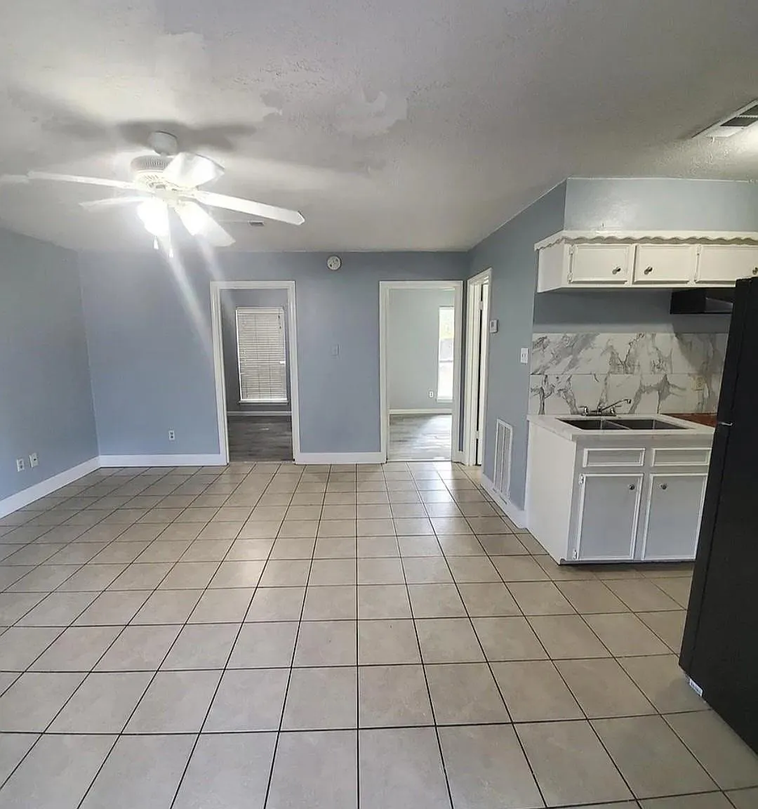 2 bed, 1.0 bath, 700 sqft, $1,200 — Photo 2