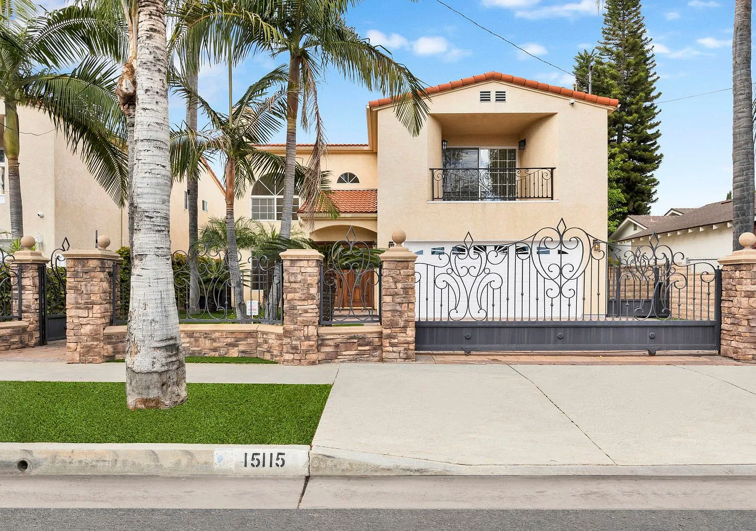 Stunning 4-Bedroom Van Nuys Home with Private Balconies & Gated Entry — Photo 2