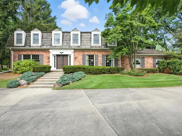 604 Longford Dr, Rochester Hills, MI 48309