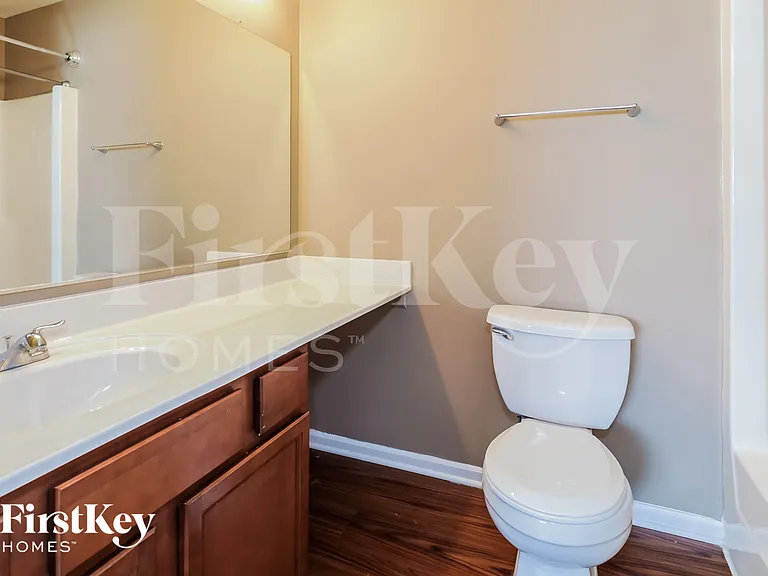 1143 Greensfield Dr — Photo 9