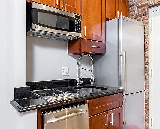 3rd image of 234 W 14th St #R4c
