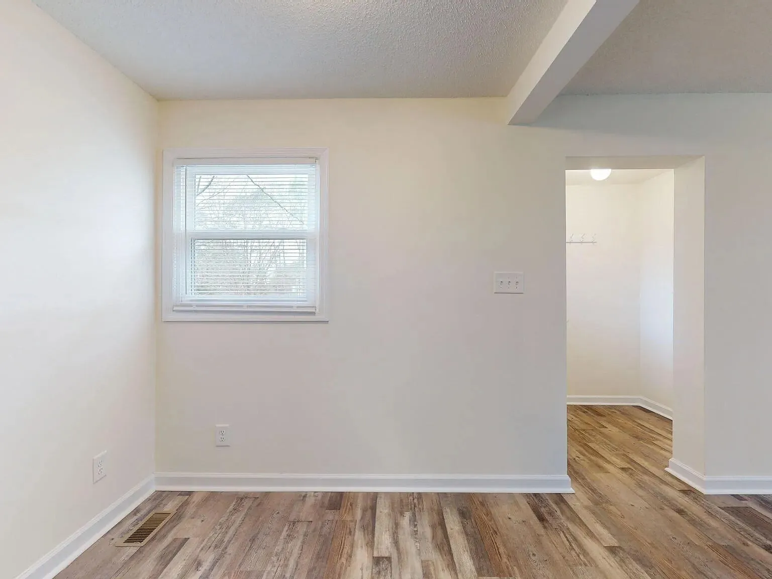 2 bed, 1001 sqft, $1,400 — Photo 4