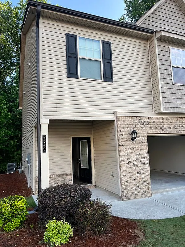 3 bed, 2.5 bath, 1494 sqft, $2,000 — Photo 2