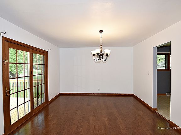 5th image of 305 Carriage Hill Dr