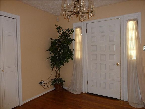4th image of 453 Dogwood Cir