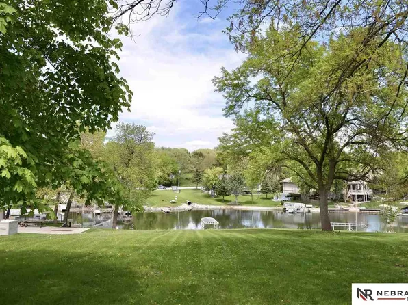 806 Beaver Lake Blvd, Plattsmouth, NE 68048