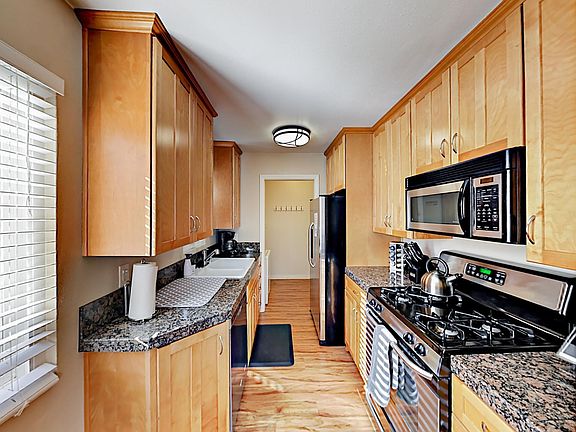3rd image of 1826 1/2 Thomas Ave