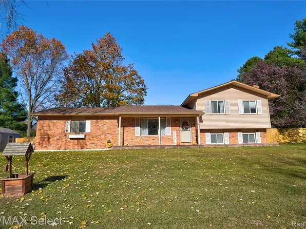 9367 Longmeadow Ct, Fenton, MI 48430