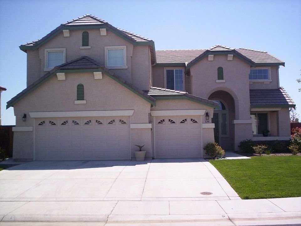 4 bedroom, 3 bath home in Wild Wings gated community