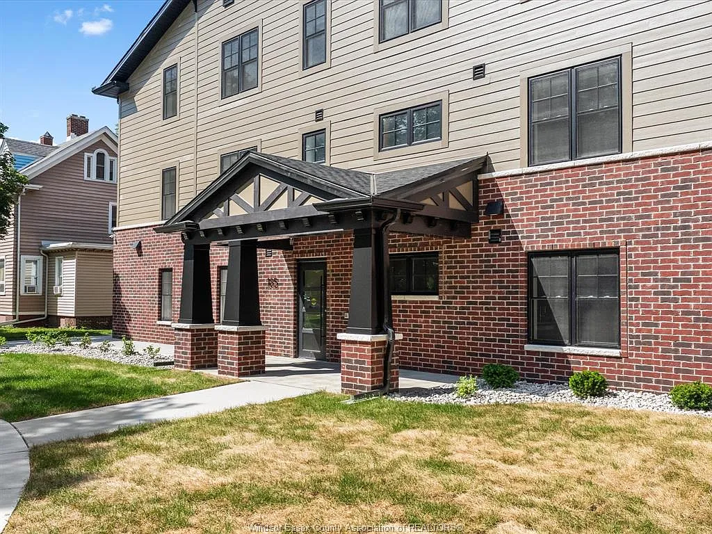 4 bed, $3,800 — Photo 1