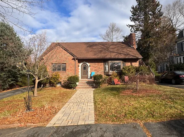 10-12 Webster St #1, Winchester, MA 01890