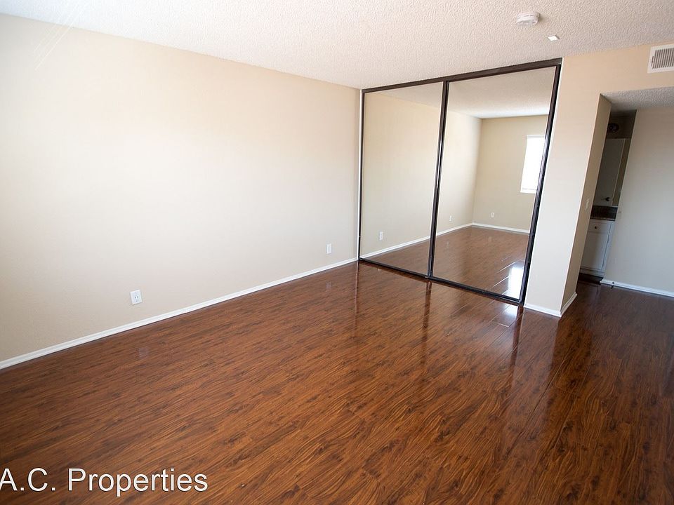 1st image of 12150 Oxnard St #201