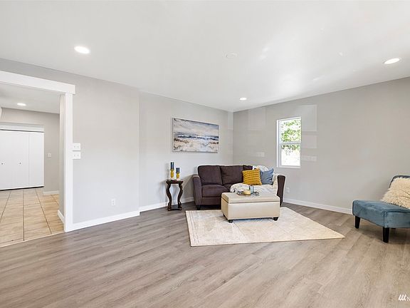  Welcome to 1304 West Ave....  Come on into this newly remodeled (including the foundation) light bright beautiful home!>