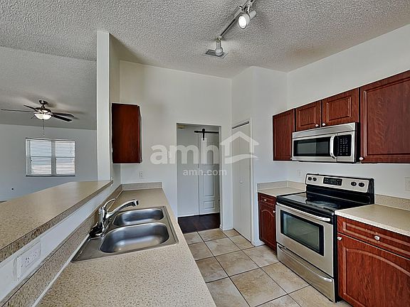 3rd image of 332 SW Hollyhock Ct