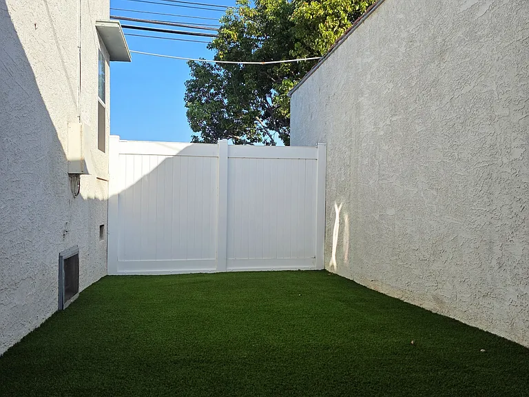2415 Arizona Ave — Photo 1