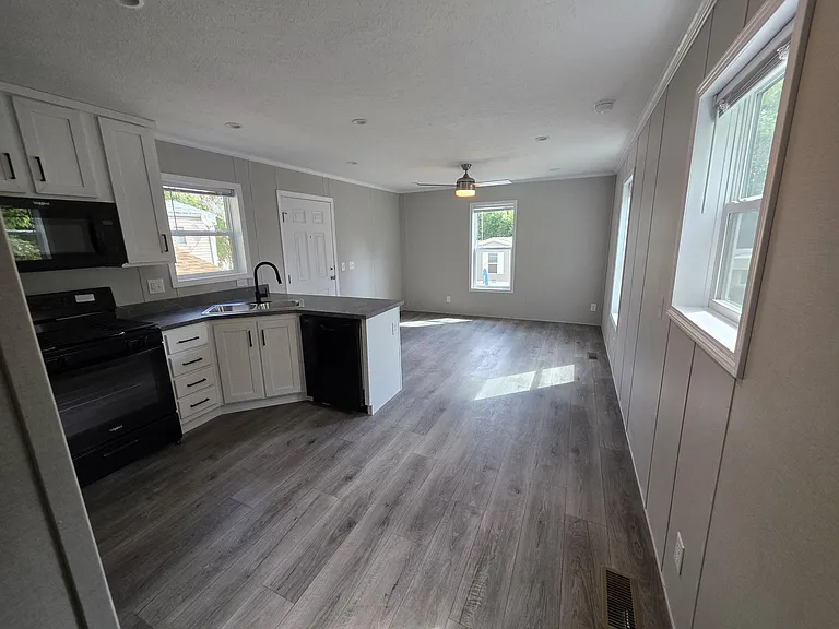 23 Thomas Ln #431 — Photo 2