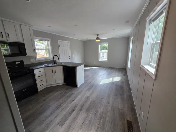 16 Thomas Ln, Chaska, MN 55318