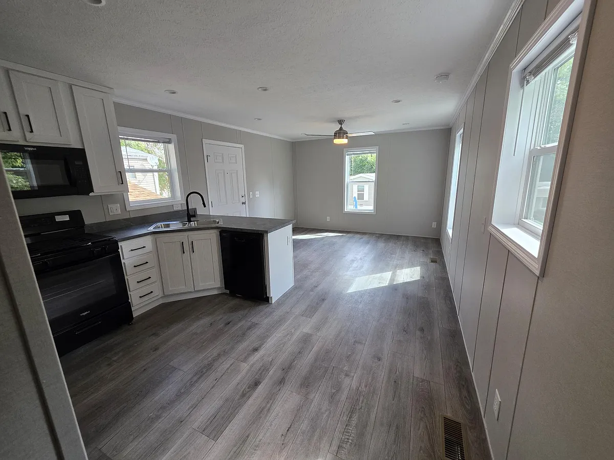 Building Photo - 23 Thomas Ln #431