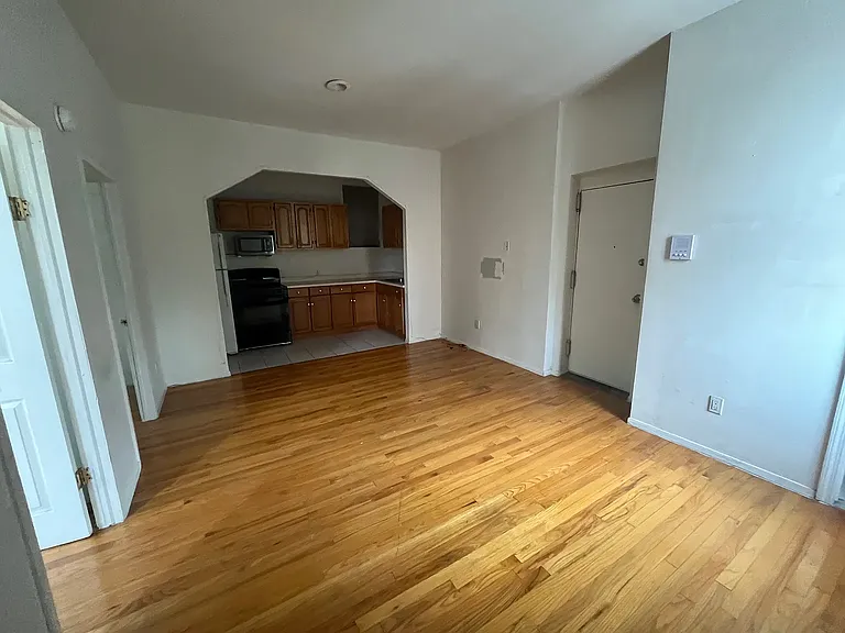 1065 Manhattan Ave #2L — Photo 1