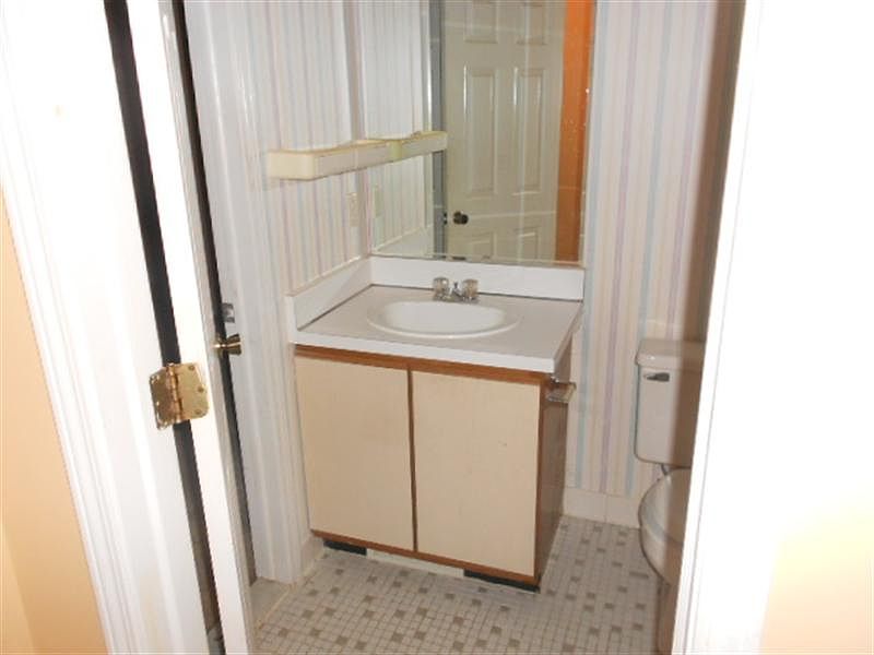2nd image of 571 Dartmouth Crescent Ct