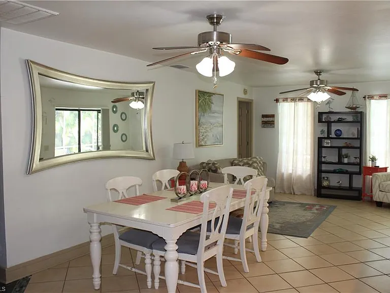 1025 NE Van Loon Ln — Photo 5