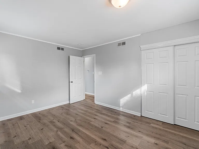 2249 Corbett Ave — Photo 2