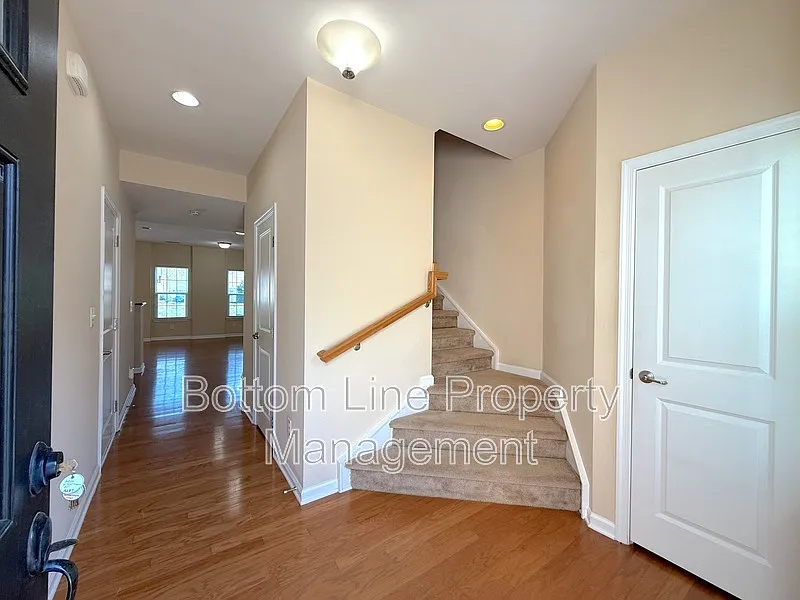 Building Photo - 2432 Silverthorn Dr