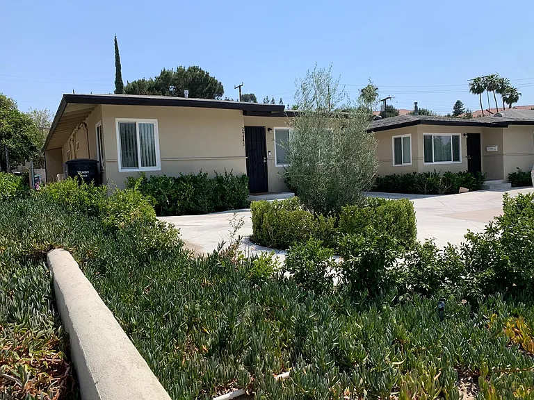24433 University Ave — Photo 2