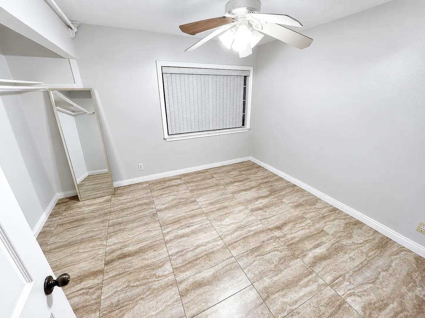 5 bed, 1861 sqft, $1,000 — Photo 2