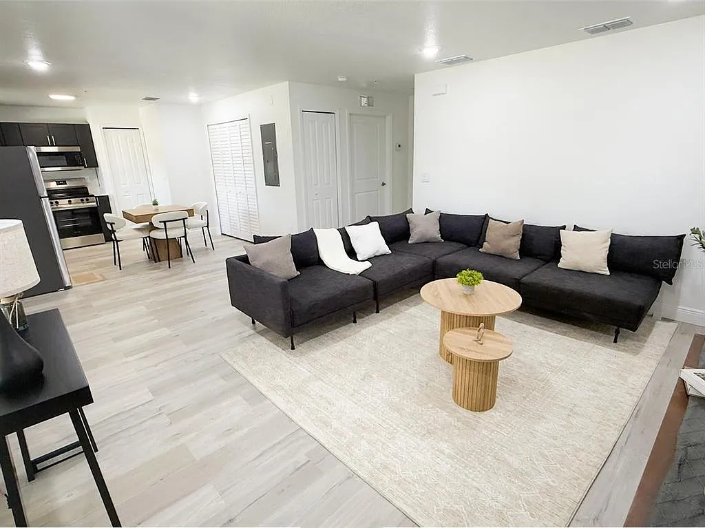2 bed, 2.0 bath, 975 sqft, $1,897 — Photo 3