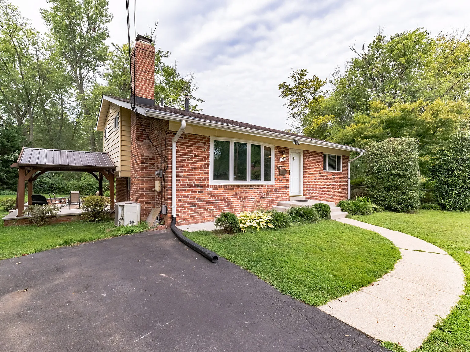 3 bed, 2.0 bath, 1381 sqft, $3,250 — Photo 3