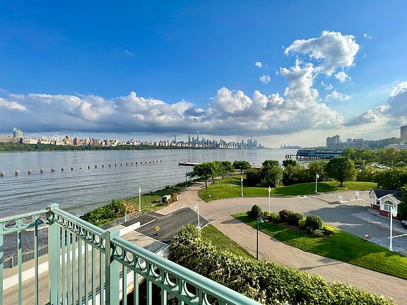 2nd image of 325 The Promenade #325