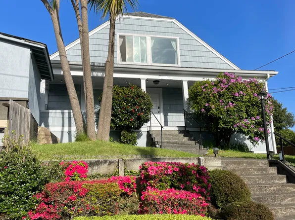 2226 McPherson St, North Bend, OR 97459