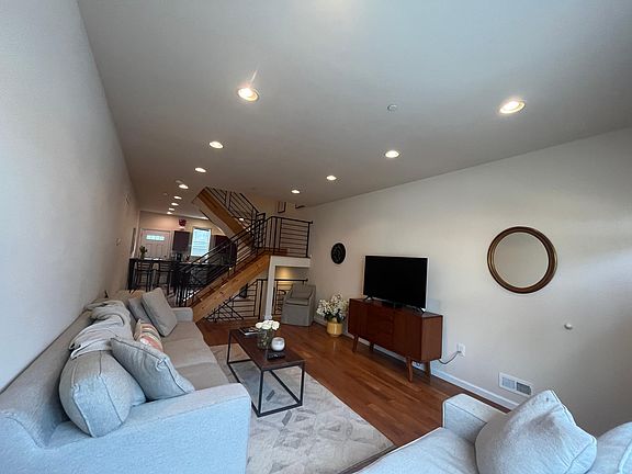 3rd image of 2054 Annin St