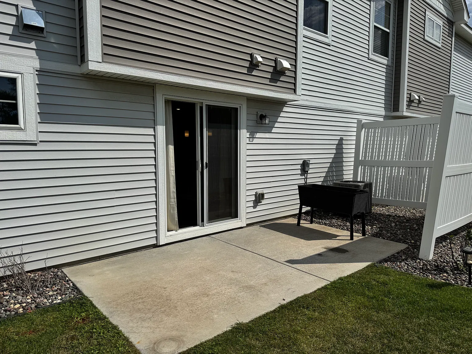 3 bed, 2.5 bath, 1800 sqft, $2,650 — Photo 3